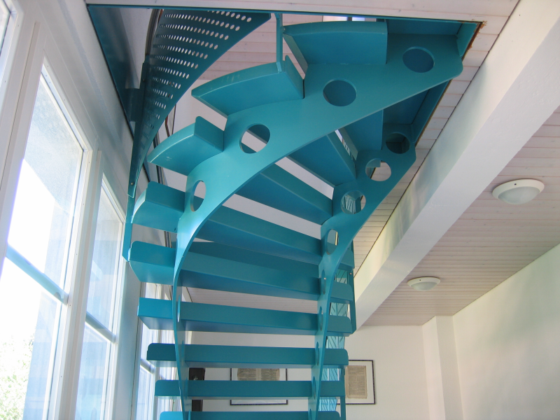 Die Treppe wurde mit zwei abgesteppten Holmen und Blechstufen gefertigt.