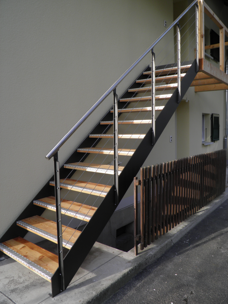 Wangentreppe mit Holzstufen